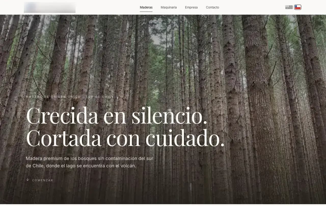 Sitio de la línea de maderas, con el logo de la empresa difuminado
