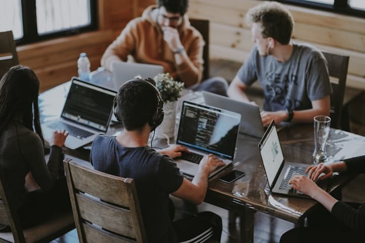 Equipo trabajando en colaboración