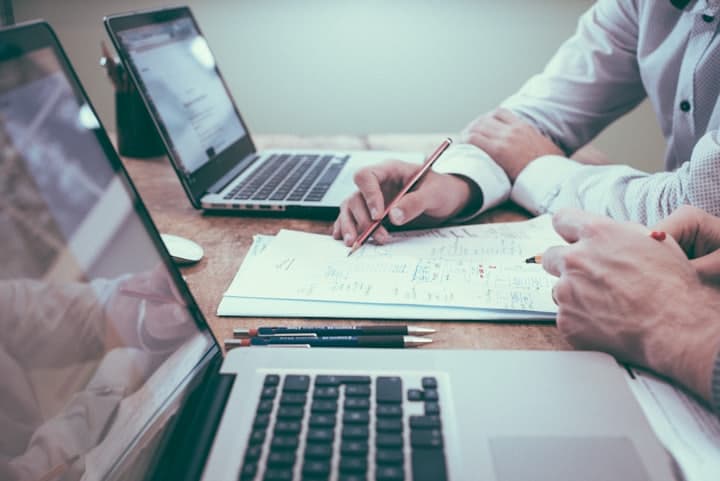 Pantalla con datos de ventas en un escritorio